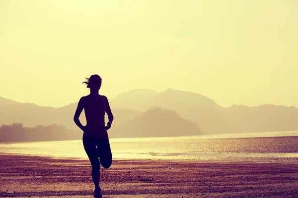 Frau joggt bei Sonnenaufgang — Stockfoto