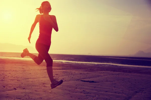 Frau joggt bei Sonnenaufgang — Stockfoto