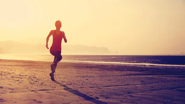 Donna che fa jogging all'alba — Foto Stock