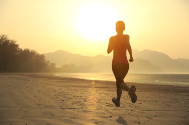 Gün doğumunda koşan kadın