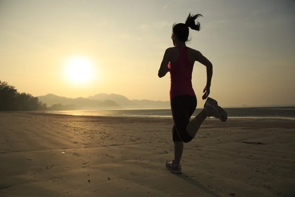 Žena jogging při východu slunce — Stock fotografie