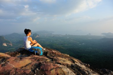 Dağ tepe üzerinde uzun yürüyüşe çıkan kimse