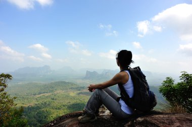 Dağ tepe üzerinde uzun yürüyüşe çıkan kimse