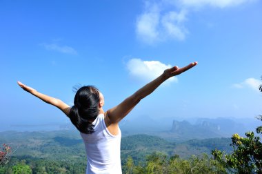 Gökyüzü açık kollarına kadınla