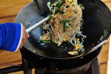 Erişteyi karıştır.