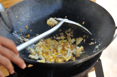 Erişteyi karıştır.