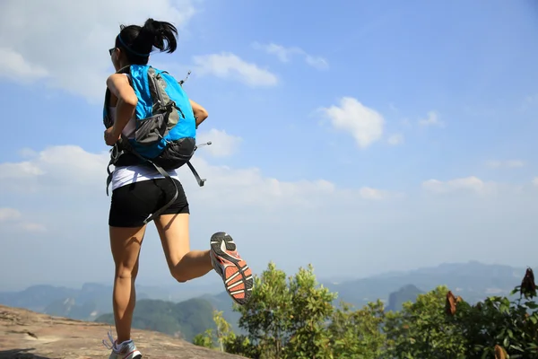 Joven fitness mujer corriendo —  Fotos de Stock