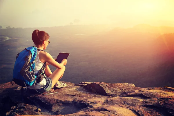 Wandelaar op bergtop met tablet pc — Stockfoto