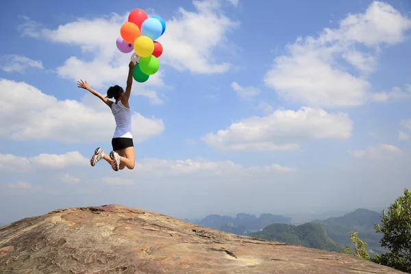 Asiatin auf dem Berg mit Luftballons — Stockfoto