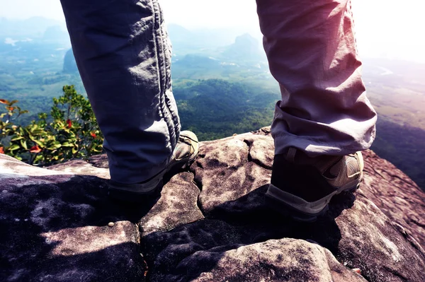 Ženské nohy na vrchol hory — Stock fotografie
