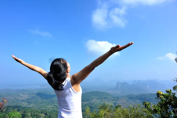 Mujer con los brazos abiertos sobre el cielo —  Fotos de Stock