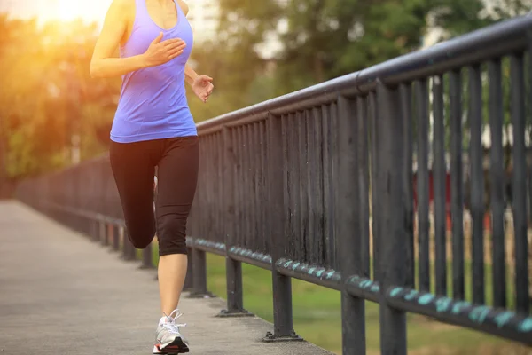 Giovane donna fitness jogging — Foto Stock