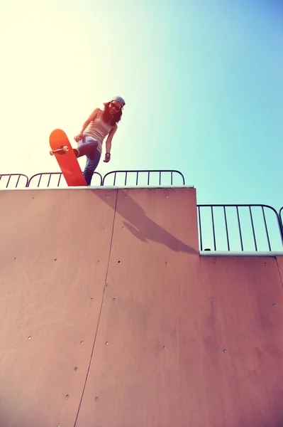 Jeune femme avec skateboard — Photo