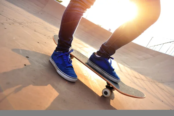 Mujer con monopatín en skatepark — Foto de Stock