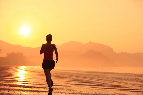 Athlète coureur courant au bord de la mer . — Photo