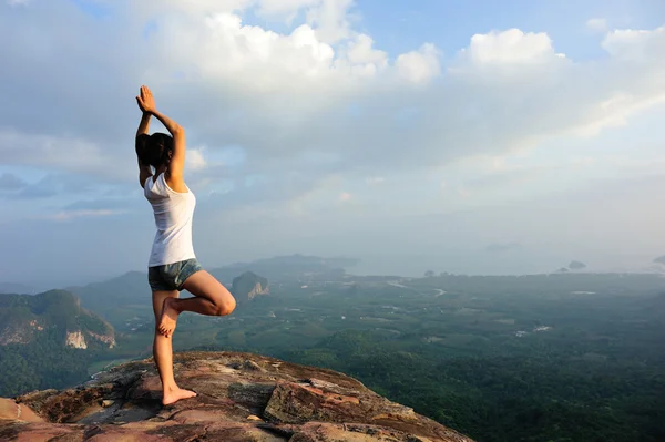 Mujer meditando en la montaña — Foto de Stock