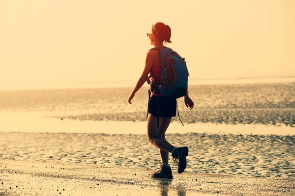 Wanderin am Strand — Stockfoto