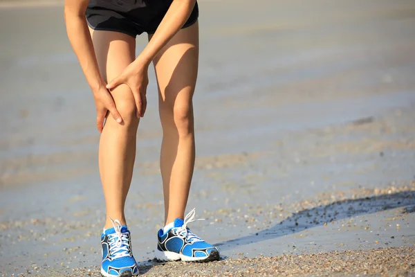 Alergător atingând genunchiul accidentat sportiv — Fotografie, imagine de stoc