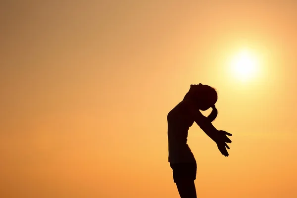 Siluet Perempuan Dengan Tangan Terbuka Atas Matahari Terbenam Langit — Stok Foto