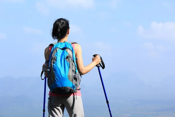 Hiker on mountain top — Stock Photo, Image