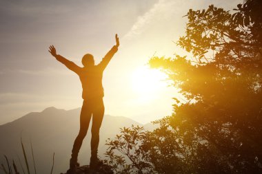 kadın Kollarını açarak