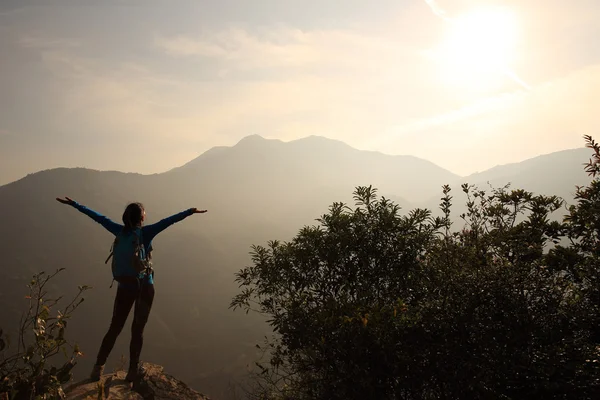 Mujer excursionista con los brazos abiertos — Foto de Stock