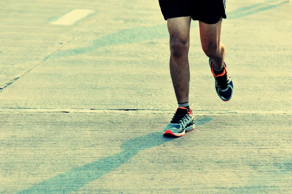 Atleta correndo na maratona — Fotografia de Stock