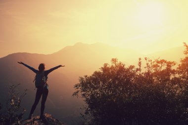 Gün batımında Kollarını açarak kadın