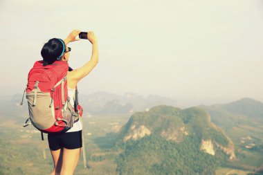 Uzun yürüyüşe çıkan kimse smartphone ile dağ üst