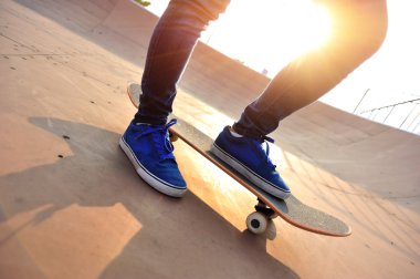 Erkek skatepark, kaykay ile