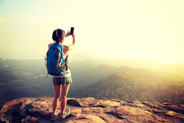 Uzun yürüyüşe çıkan kimse smartphone ile dağ üst