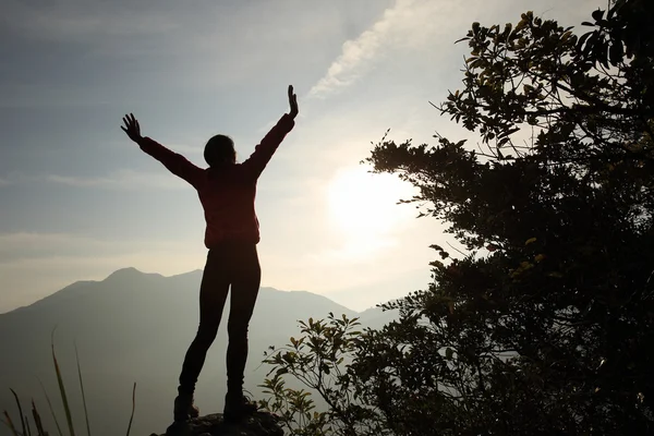 Woman with open arms at sunset — Stock Photo, Image