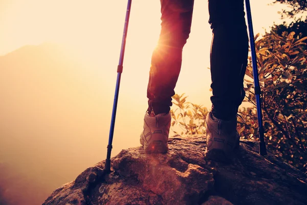 Wanderin auf Bergfelsen — Stockfoto