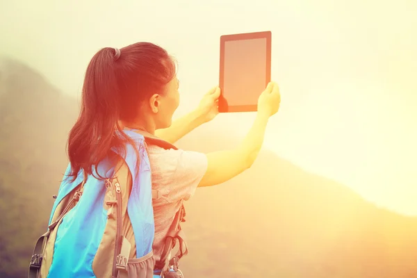 Vandrare på bergets topp med TabletPC — Stockfoto