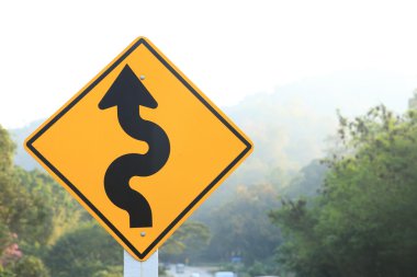 Yol üzerindeki trafik işareti