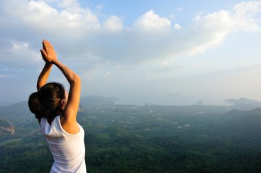 Dağda meditasyon kadın