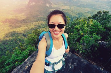 Uzun yürüyüşe çıkan kimse smartphone ile dağ üst