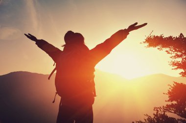 Gün batımında Kollarını açarak kadın