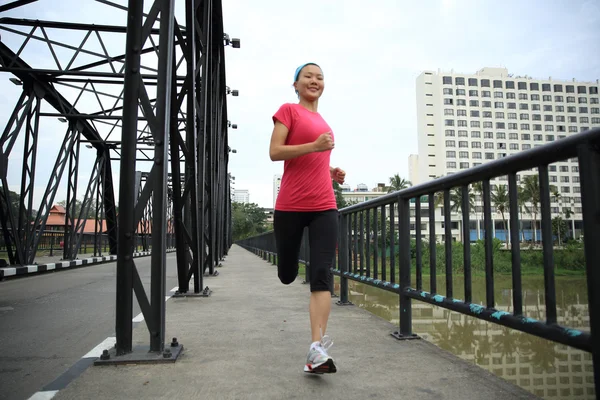 年轻的健身慢跑的女人 — 图库照片