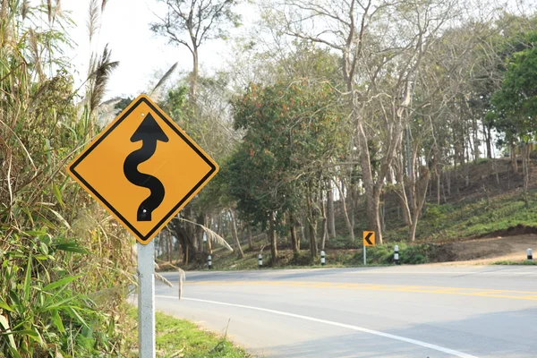 Verkeersbord op de weg — Stockfoto