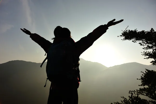 Woman with open arms at sunset — Stock Photo, Image