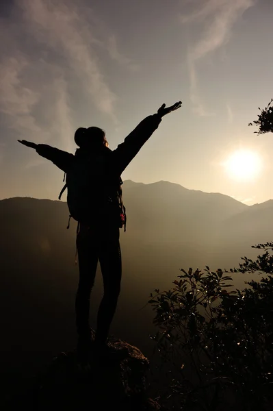 Mujer con los brazos abiertos al atardecer —  Fotos de Stock