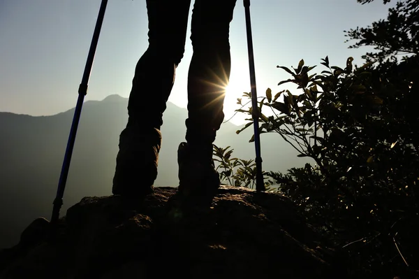 女人对岩石山的徒步旅行者 — 图库照片