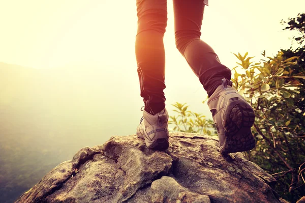 Женские ноги на вершине горы — стоковое фото
