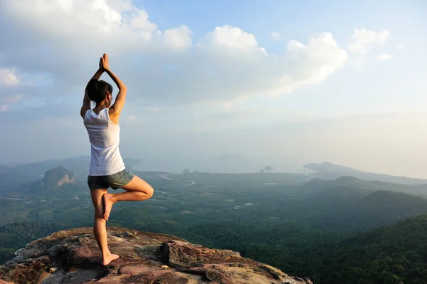 Kvinna som mediterar på berg — Stockfoto