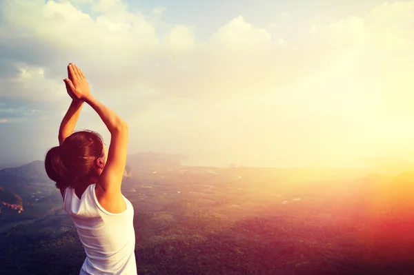 Mujer meditando en la montaña — Foto de Stock