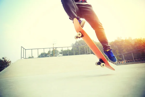 Masculino com skate no skatepark — Fotografia de Stock