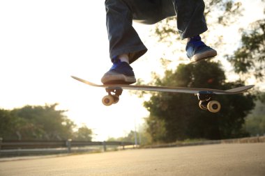 Erkek skatepark, kaykay ile