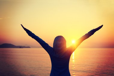 kadın Kollarını açarak