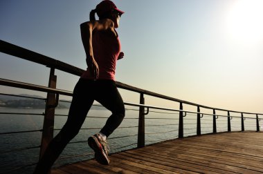 Deniz kenarında çalışan runner atlet.